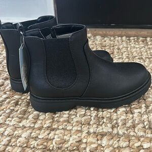 NWT black Chelsea boots